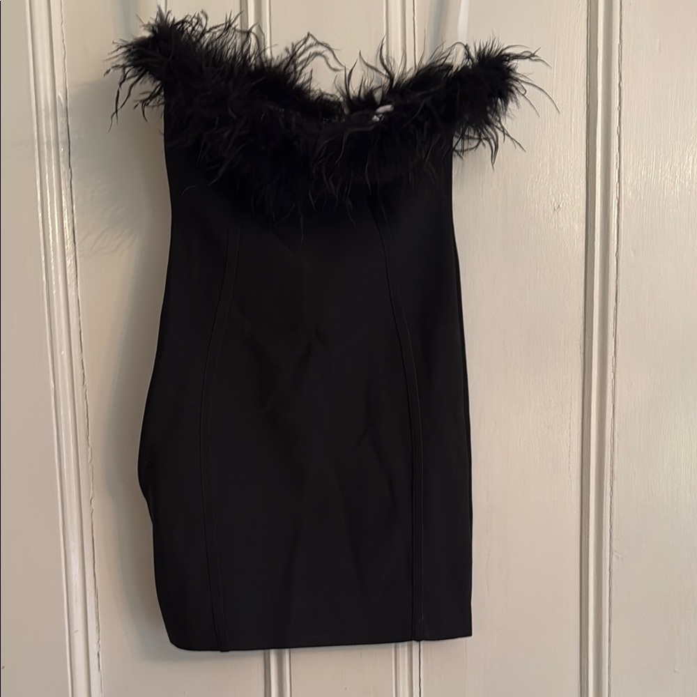 Superdown Elegant Black Feather-Trimmed Staples’s mini